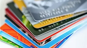 البنك المركزي يلزم البنوك بإصدار البطاقات المدفوعة والمدينة مجانًا للعملاء الجدد